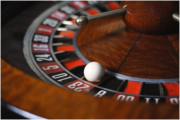  casino presented on mobile device in Pakistan with slots and live games